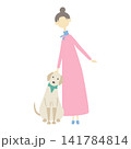 犬の頭を撫でている女性 141784814