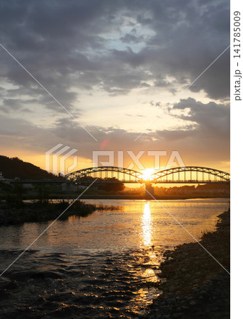足利市の渡良瀬川に架かる渡良瀬橋の夕景(縦) 足利市の渡良瀬川に架かる渡良瀬橋の夕景(縦) 141785009