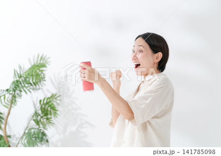 缶のドリンクを飲む女性 缶のドリンクを飲む女性 141785098