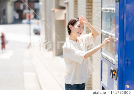自販機でドリンクを買う女性 自販機でドリンクを買う女性 141785809