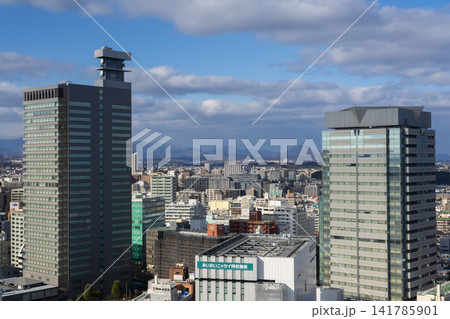 仙台駅前からの眺望、都会のビル群と山々の風景 仙台駅前からの眺望、都会のビル群と山々の風景 141785901