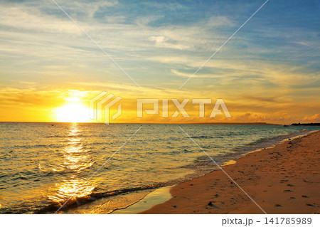 沖縄　宮古島　夕暮れの海 141785989