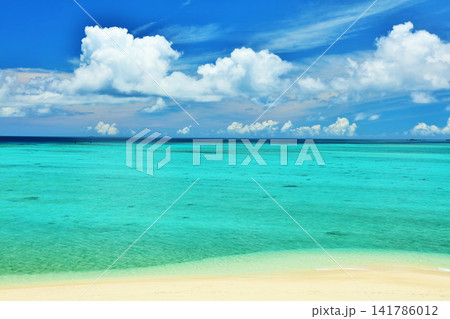 沖縄 夏の青空と池間島の海 沖縄 夏の青空と池間島の海 141786012