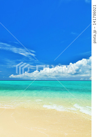 沖縄　夏の青空と池間島の海 141786021