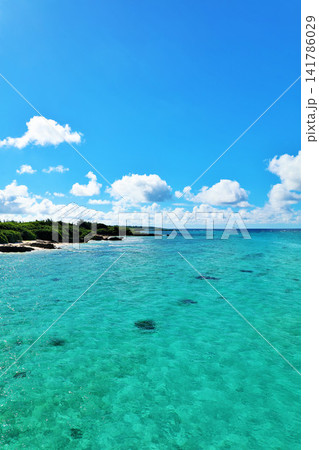 沖縄　宮古島　夏の青空と海 141786029