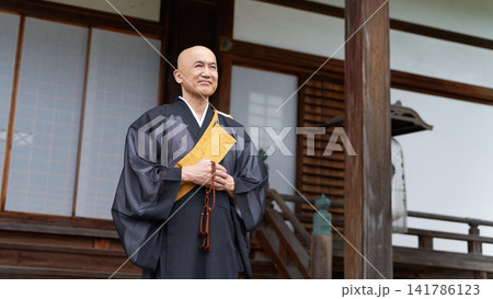 本堂前で数珠を持つ僧侶のポートレート 本堂前で数珠を持つ僧侶のポートレート 141786123