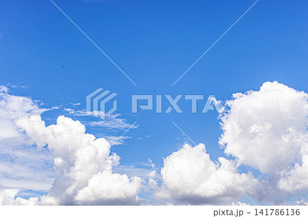 夏の青空と白い雲 夏の青空と白い雲 141786136
