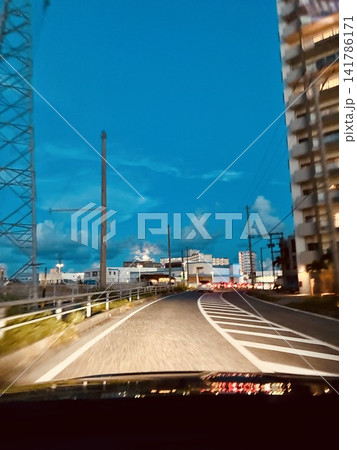 仕事帰りや車通勤をイメージした夕暮れの都市道路 仕事帰りや車通勤をイメージした夕暮れの都市道路 141786171