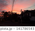 鮮やかなあかね色に染まる夕暮れ時の空と住宅街 鮮やかなあかね色に染まる夕暮れ時の空と住宅街 141786543