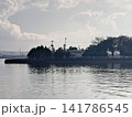 穏やかな水辺にたたずむ沿岸施設と広がる雲 穏やかな水辺にたたずむ沿岸施設と広がる雲 141786545