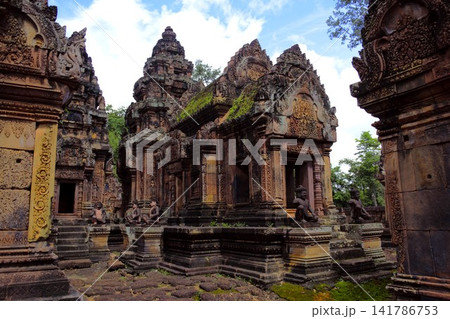 アンコール遺跡群バンテアイ・スレイの祠堂と石像 アンコール遺跡群バンテアイ・スレイの祠堂と石像 141786753