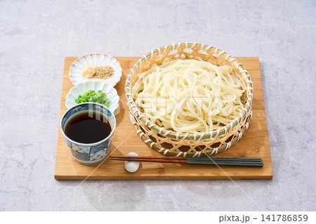 ざるうどん 竹籠に盛った冷たい讃岐うどん ざるうどん 竹籠に盛った冷たい讃岐うどん 141786859