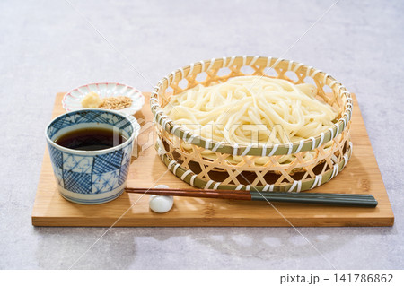 ざるうどん 竹籠に盛った冷たい讃岐うどん 141786862