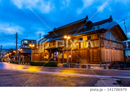飯坂温泉の共同浴場鯖湖湯の夜景 141786979
