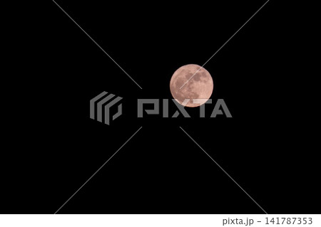 暗い夜空に浮かぶピンク色の満月 暗い夜空に浮かぶピンク色の満月 141787353