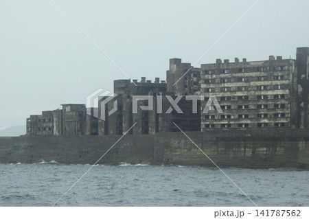 軍艦島（端島）の風景　旧炭鉱住宅跡 141787562