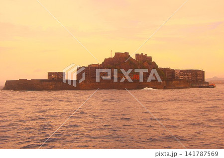 夕暮れの軍艦島(端島)の風景 夕暮れの軍艦島(端島)の風景 141787569