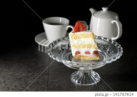ケーキスタンドの苺のショートケーキとティー ケーキスタンドの苺のショートケーキとティー 141787614