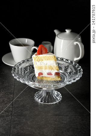 ケーキスタンドの苺のショートケーキとティー ケーキスタンドの苺のショートケーキとティー 141787615