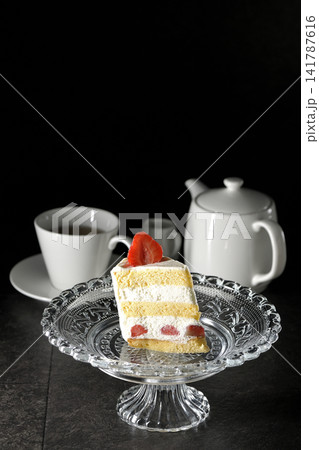 ケーキスタンドの苺のショートケーキとティー 141787616