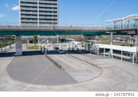 新川崎駅前のバス・タクシー乗り場と歩行者用跨線橋2 141787952