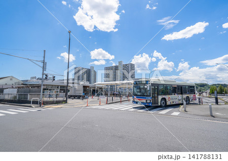 青空の新川崎駅前を走る路線バス 141788131