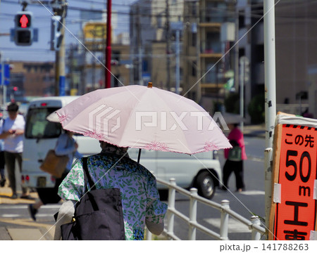 日傘をさす人のイメージ 日傘をさす人のイメージ 141788263