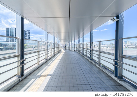 新川崎駅と新川崎スクエアを結ぶ屋根付き歩行者デッキ 新川崎駅と新川崎スクエアを結ぶ屋根付き歩行者デッキ 141788276