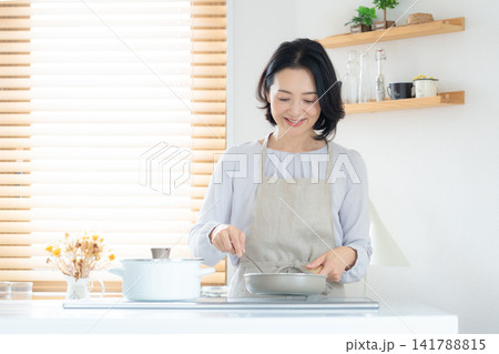 料理をするミドルの女性 料理をするミドルの女性 141788815