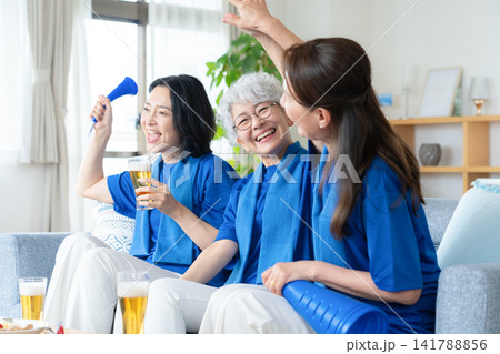 家でサッカーを見るシニアの女性の友達 141788856