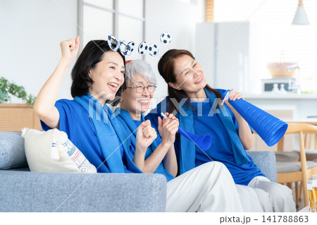 家でサッカーを見るシニアの女性の友達 141788863