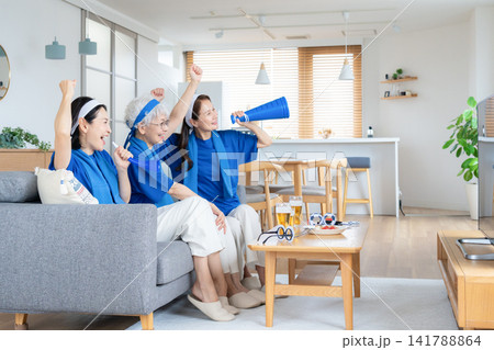 家でサッカーを見るシニアの女性の友達 141788864