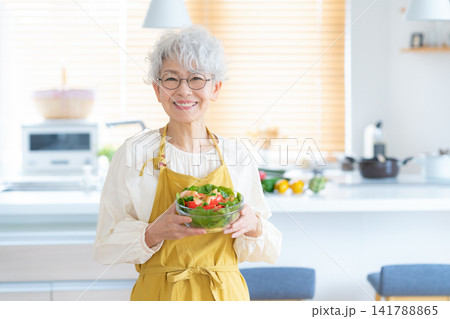 家で料理をするシニアの女性 家で料理をするシニアの女性 141788865
