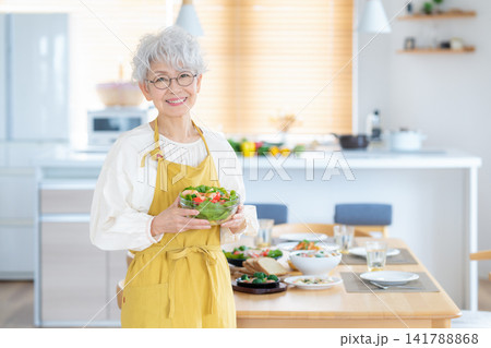 家で料理をするシニアの女性 家で料理をするシニアの女性 141788868