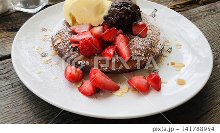 いちごとバニラアイスのパンケーキ いちごとバニラアイスのパンケーキ 141788954