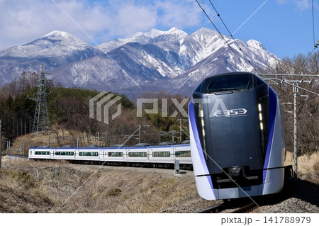 冠雪した南の甲斐路を行く中央線E353系特急あずさ号 冠雪した南の甲斐路を行く中央線E353系特急あずさ号 141788979