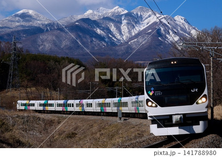 冠雪した八ヶ岳の麓を行く中央線特急あずさ号 冠雪した八ヶ岳の麓を行く中央線特急あずさ号 141788980