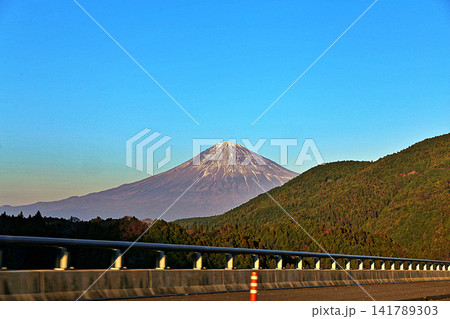 新東名高速道路から望む冬の富士山 新東名高速道路から望む冬の富士山 141789303