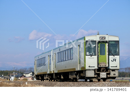 青空のもと走る八高線キハ普通列車 141789401