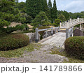 美しく剪定された松と池を渡る反り橋が織りなす格調高い和の景観 美しく剪定された松と池を渡る反り橋が織りなす格調高い和の景観 141789866