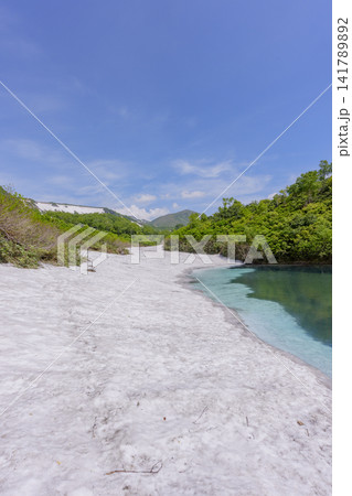 北海道大雪山 大雪高原沼の式部沼と残雪が織りなす初夏の絶景 東大雪 北海道大雪山 大雪高原沼の式部沼と残雪が織りなす初夏の絶景 東大雪 141789892