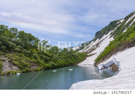 北海道大雪山 大雪高原沼と残雪が彩る初夏の絶景ハイキング 141790257