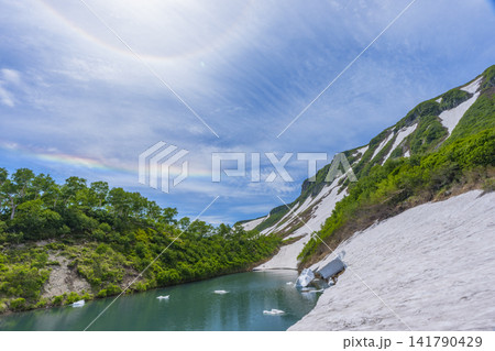 北海道大雪山 高原沼と環水平アークが彩る残雪の絶景 141790429