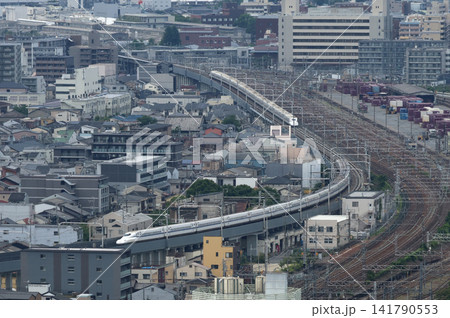 京都駅付近のカーブを走る東海道新幹線ののぞみ 京都駅付近のカーブを走る東海道新幹線ののぞみ 141790553