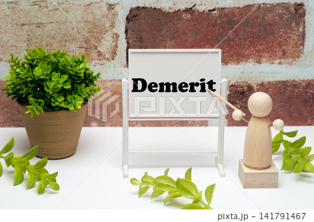 Demeritを説明するペグ人形と案内ボード Demeritを説明するペグ人形と案内ボード 141791467