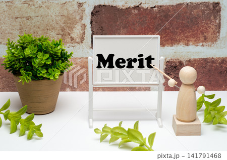 Meritを説明するペグ人形と案内ボード Meritを説明するペグ人形と案内ボード 141791468