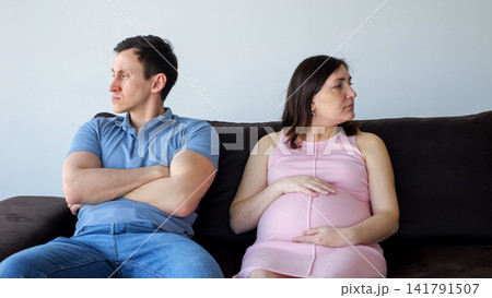 Pregnant woman and man having relationship problems Pregnant woman and man having relationship problems 141791507