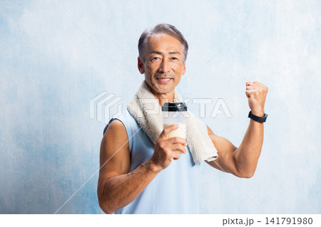 筋トレをするシニア 筋トレをするシニア 141791980