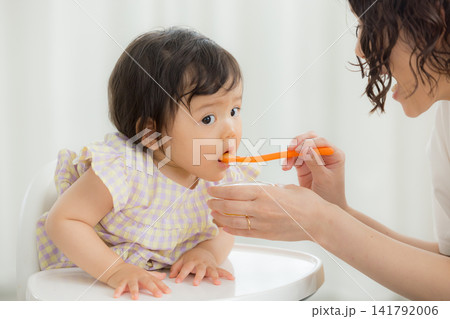 離乳食を食べる1歳の女の子 離乳食を食べる1歳の女の子 141792006