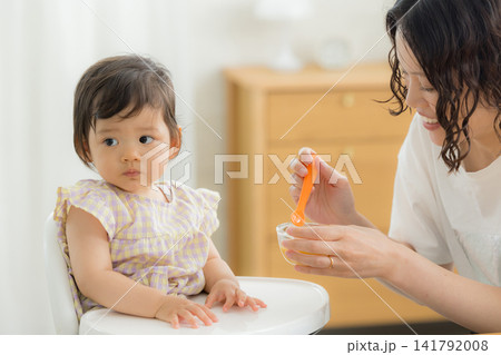 離乳食を食べる1歳の女の子 離乳食を食べる1歳の女の子 141792008
